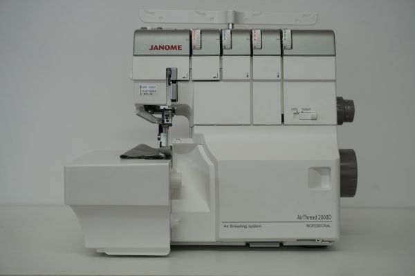 Janome AirThread 2000D Professional (4 Faden Overlock mit Lufteinfädelung) - Gebraucht